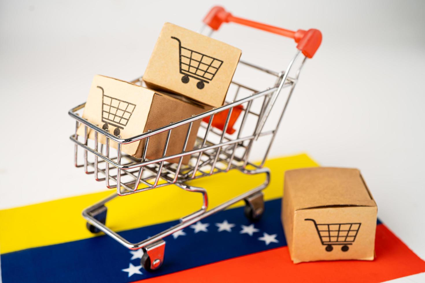 caixa com logotipo do carrinho de compras e bandeira da venezuela foto