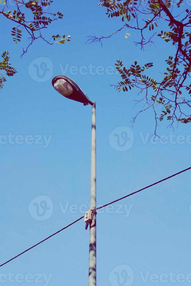 postes de luz na cidade foto