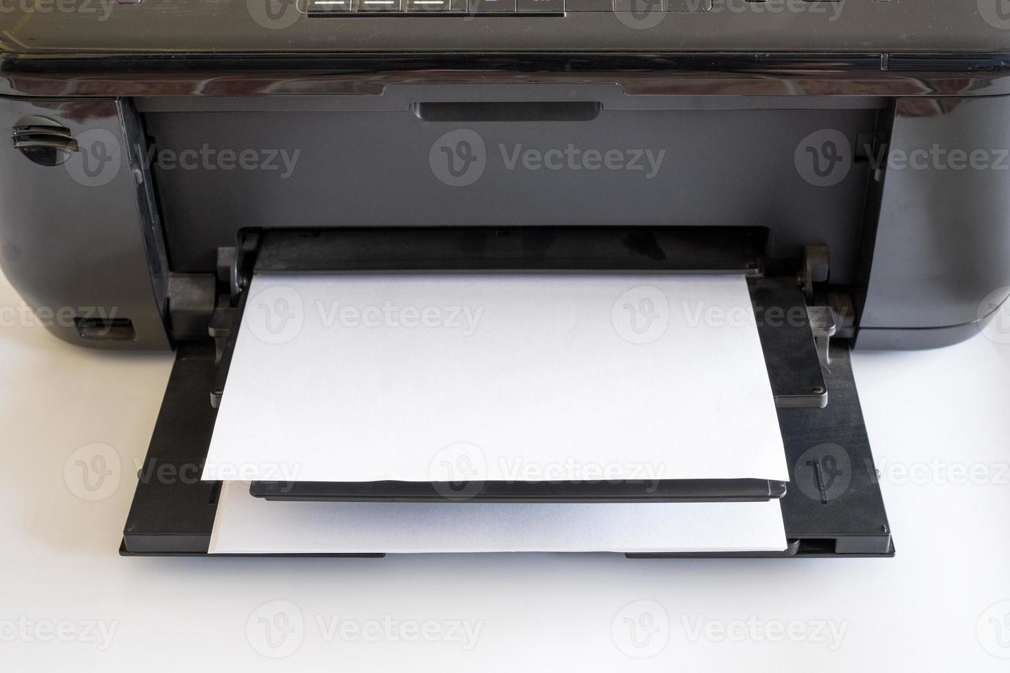 papel branco em cor e toner preto de impressora foto