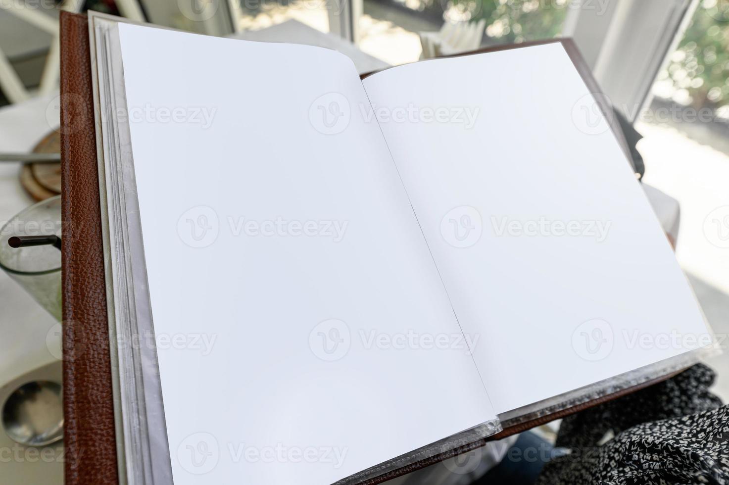 livro de menu de papel vazio aberto foto