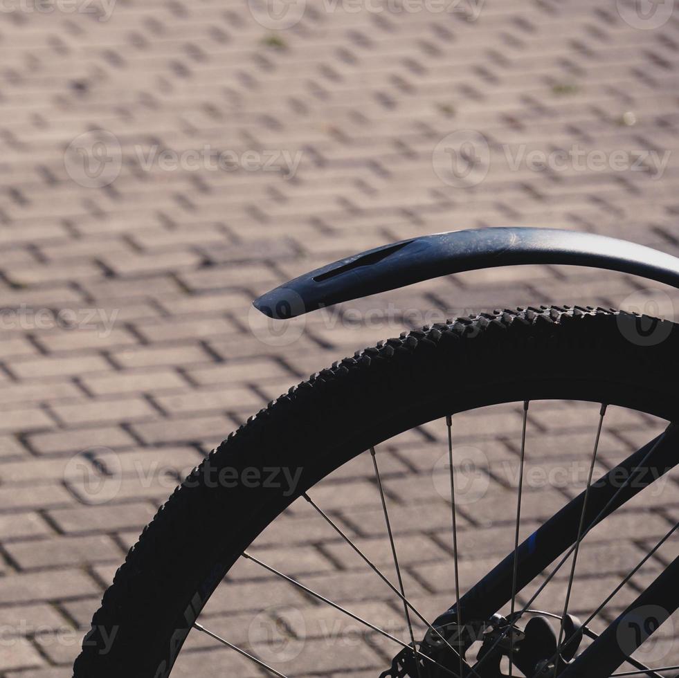 roda de bicicleta na rua foto