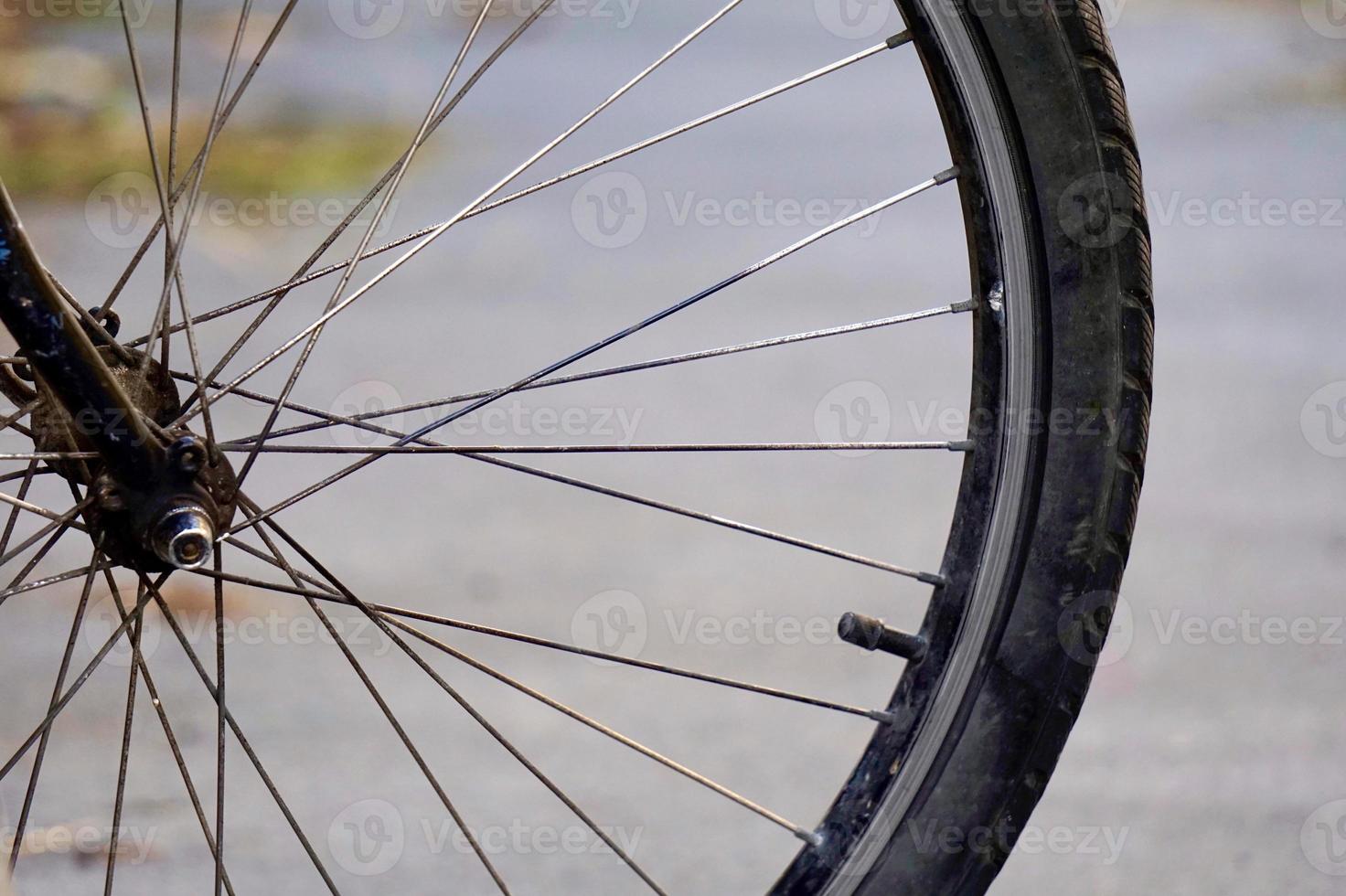 roda de bicicleta na rua foto