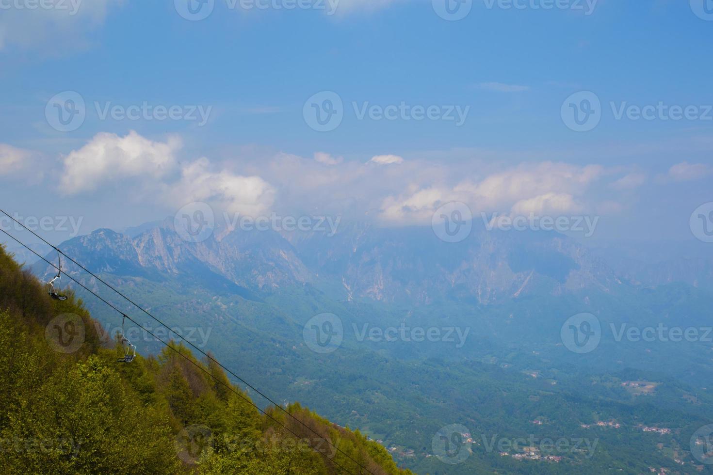 nuvens sobre montanhas foto