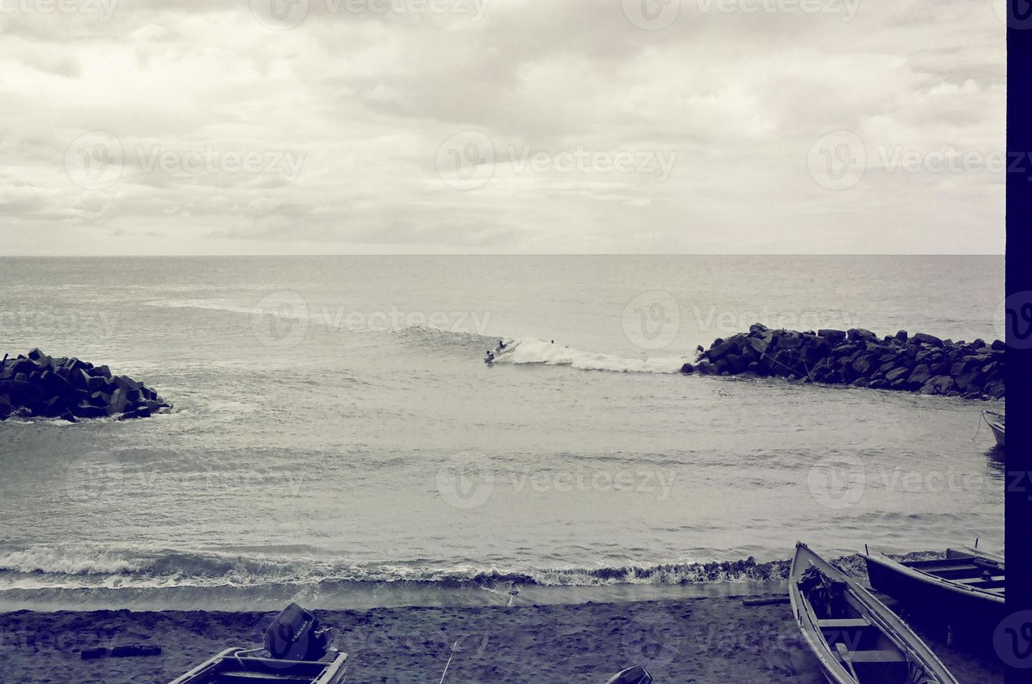 docas de surfe preto e branco foto