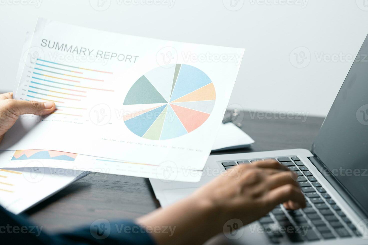 o negócio dados análise em computador portátil financeiro gráficos, gráficos, relatórios para bem sucedido planejamento e estratégia. profissional local de trabalho analisando o negócio dados, gráficos, gráficos para estratégico decisão fazer foto