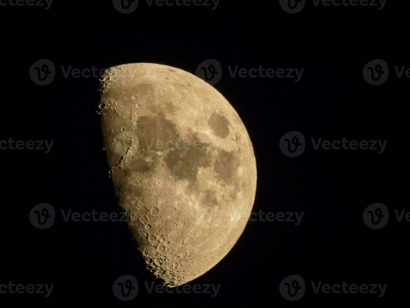 meia lua no céu escuro foto