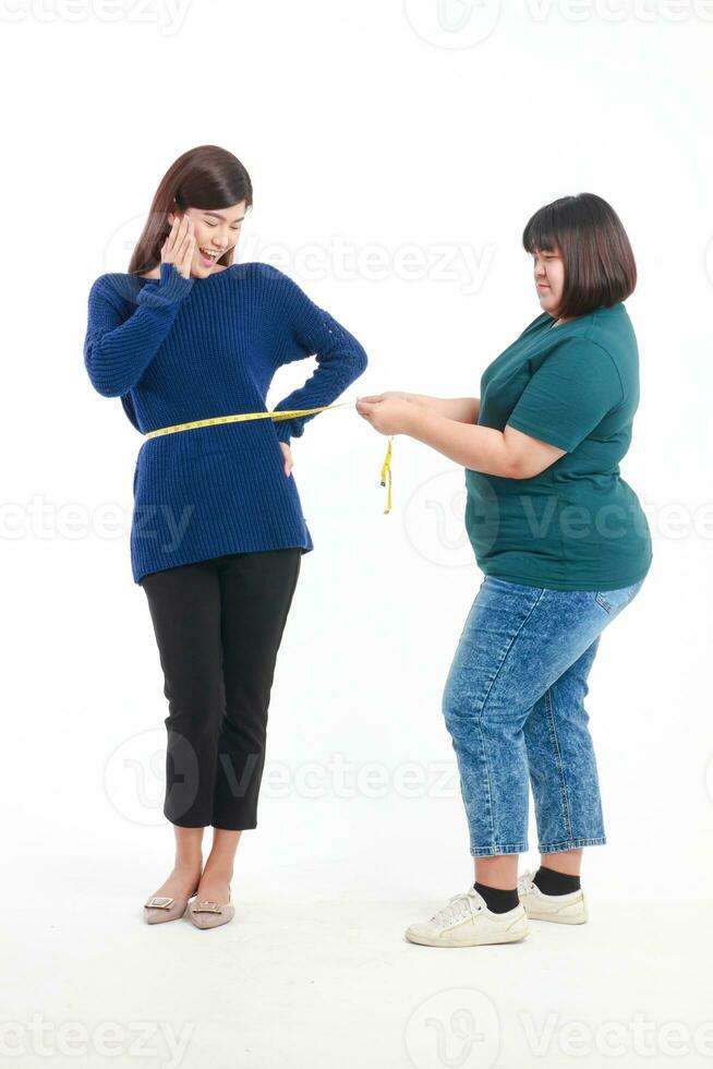 gordo ásia mulher segurando uma fita a medida por aí dela cintura para a medida cintura circunferência do magro mulheres Verifica dela cintura Tamanho para Socorro plano para peso ganho ou peso perda. conceito do saúde Cuidado. vestir. foto