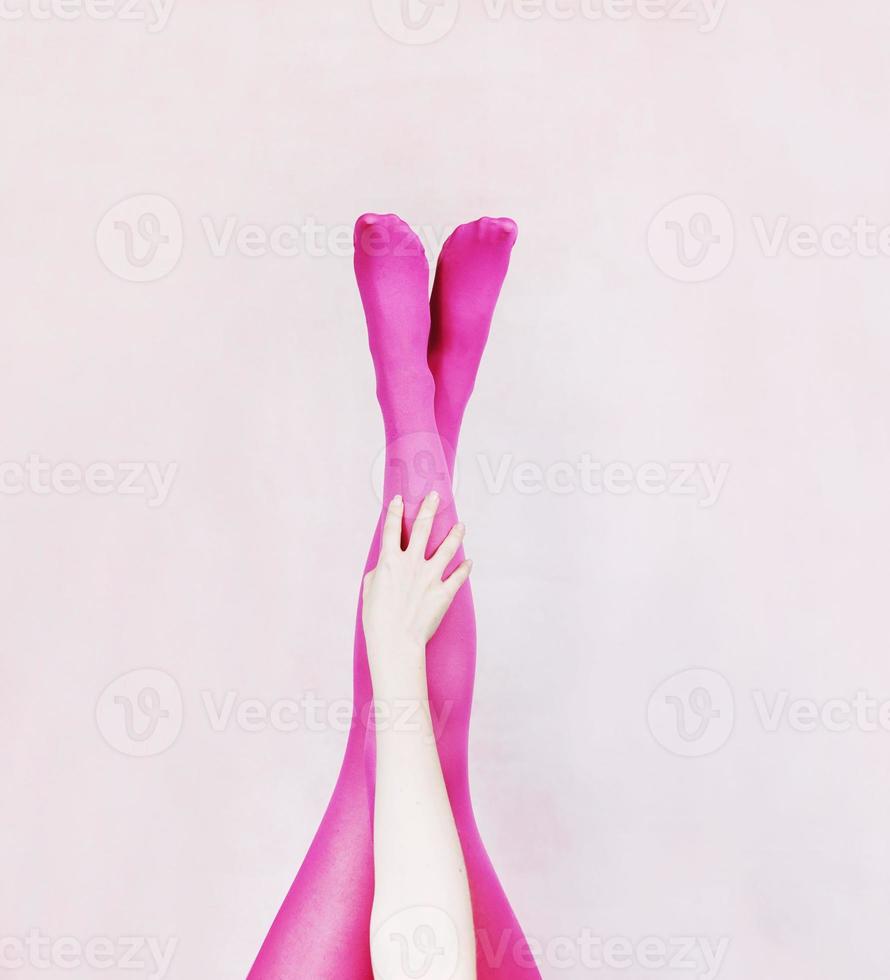 pernas femininas usando meia-calça rosa foto