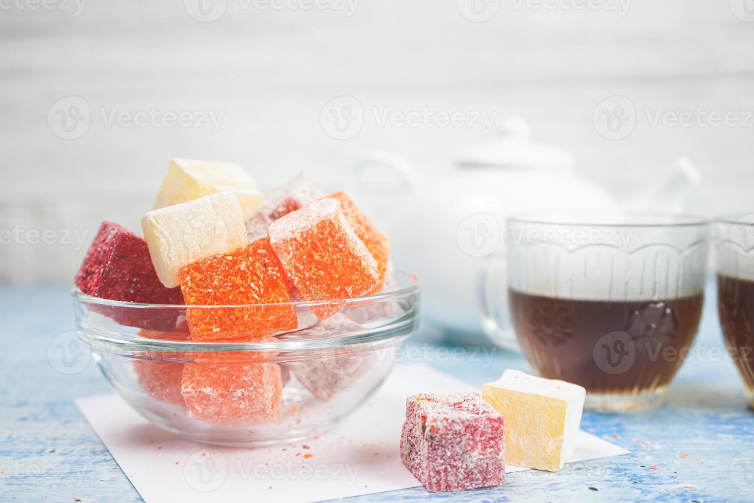 deliciosas delícias turcas com chá preto foto