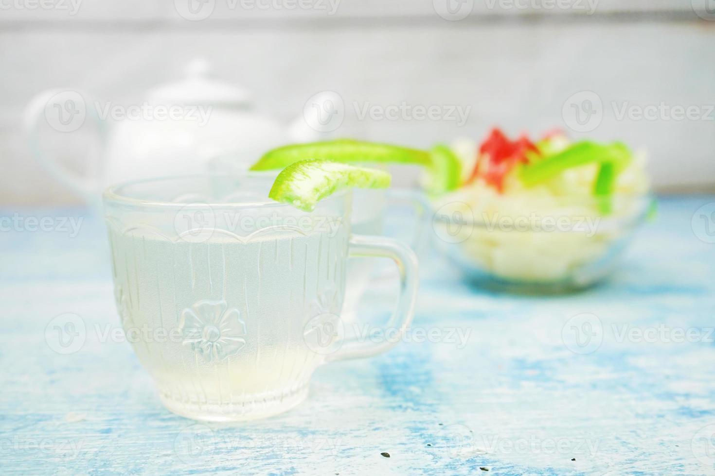 frutas secas e aloe vera seca com refrigerante frio foto