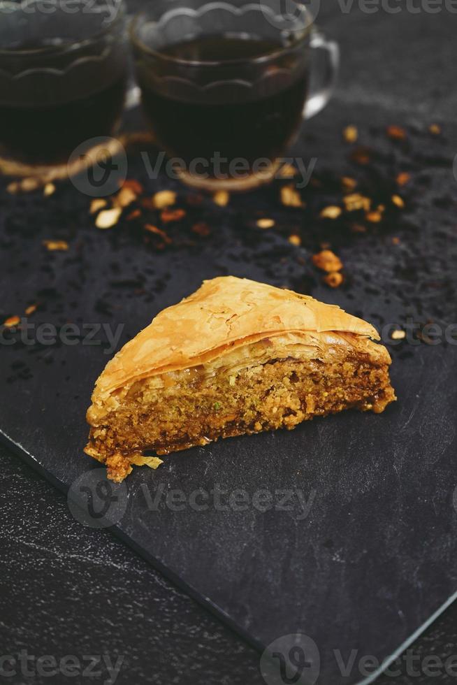 Baklava turca com chá preto orgânico foto