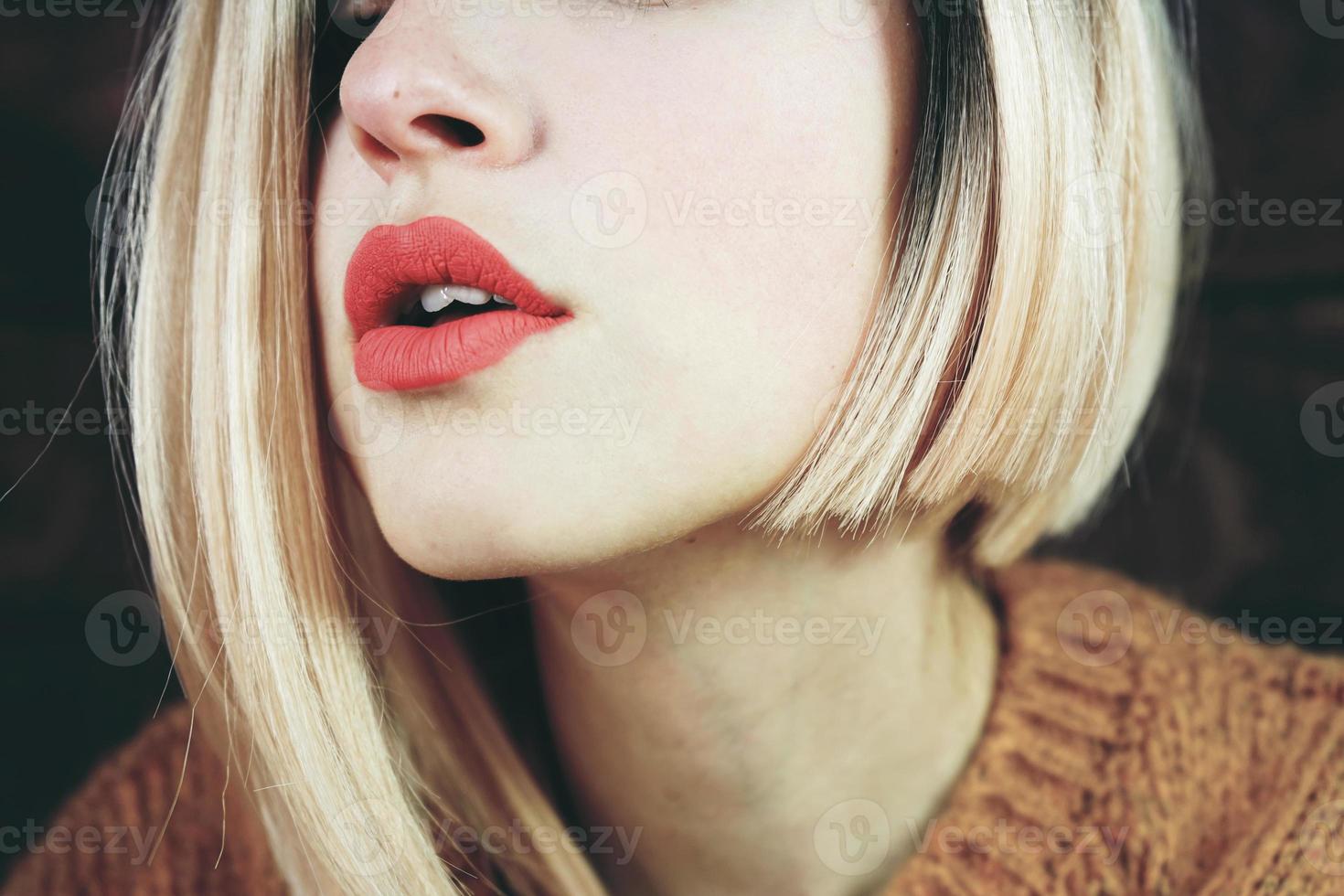close-up de uma mulher loira sensual foto