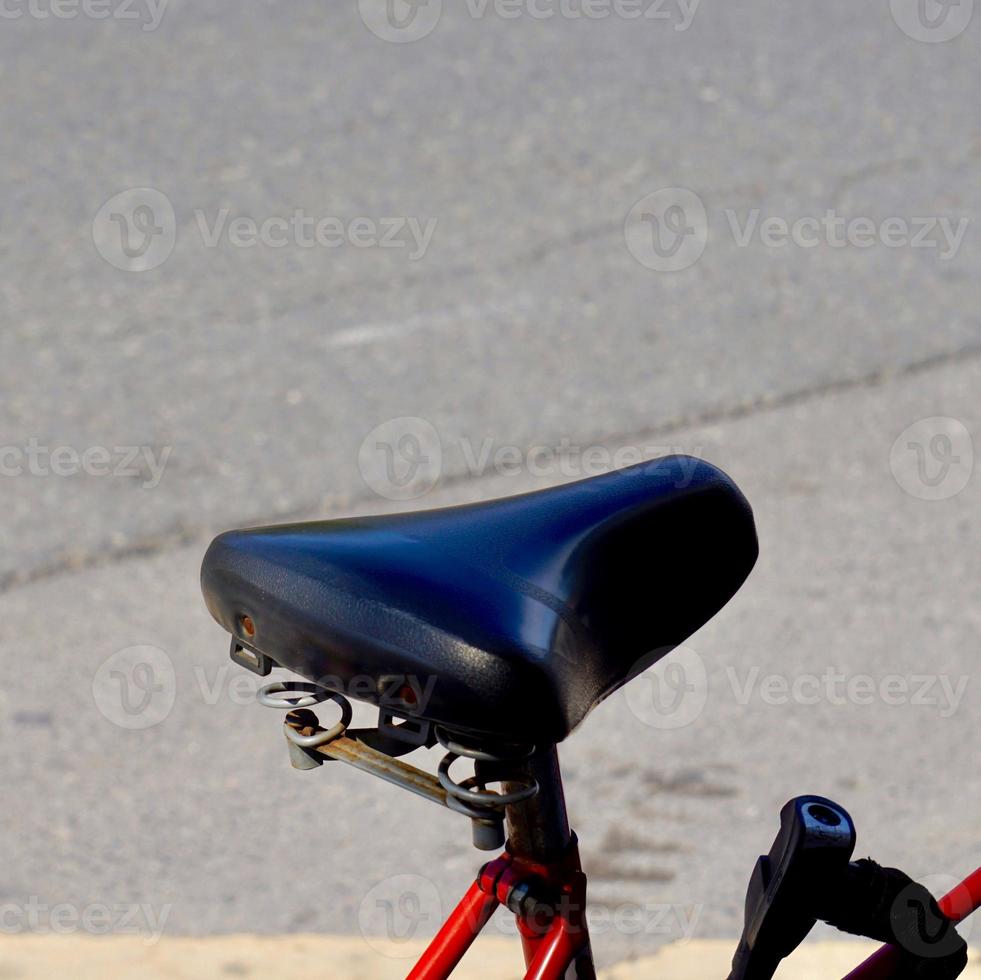 assento de bicicleta preto na rua foto