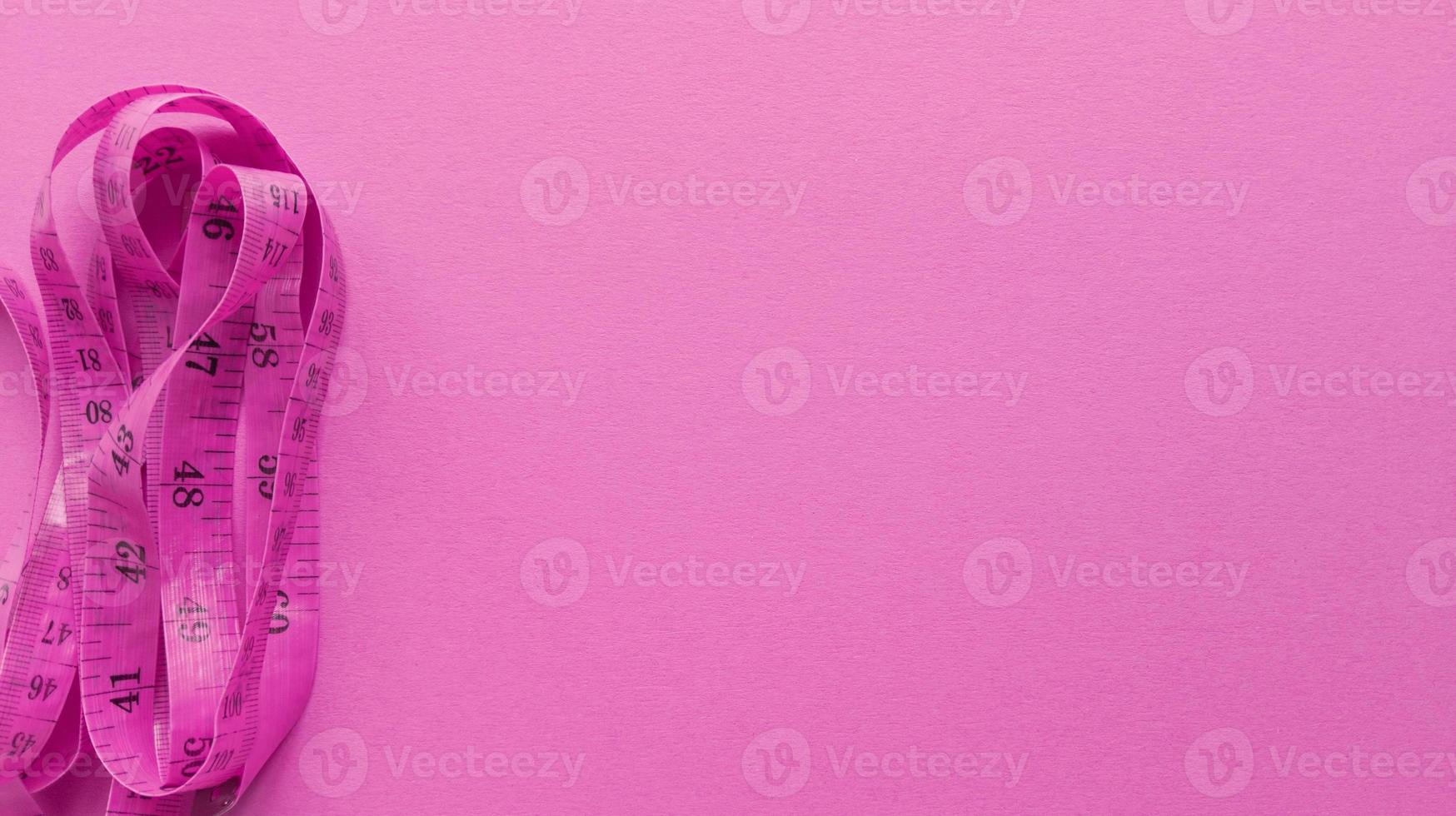 centímetro rosa em fundo rosa. camada plana simples com textura pastel. conceito de aptidão. foto. foto