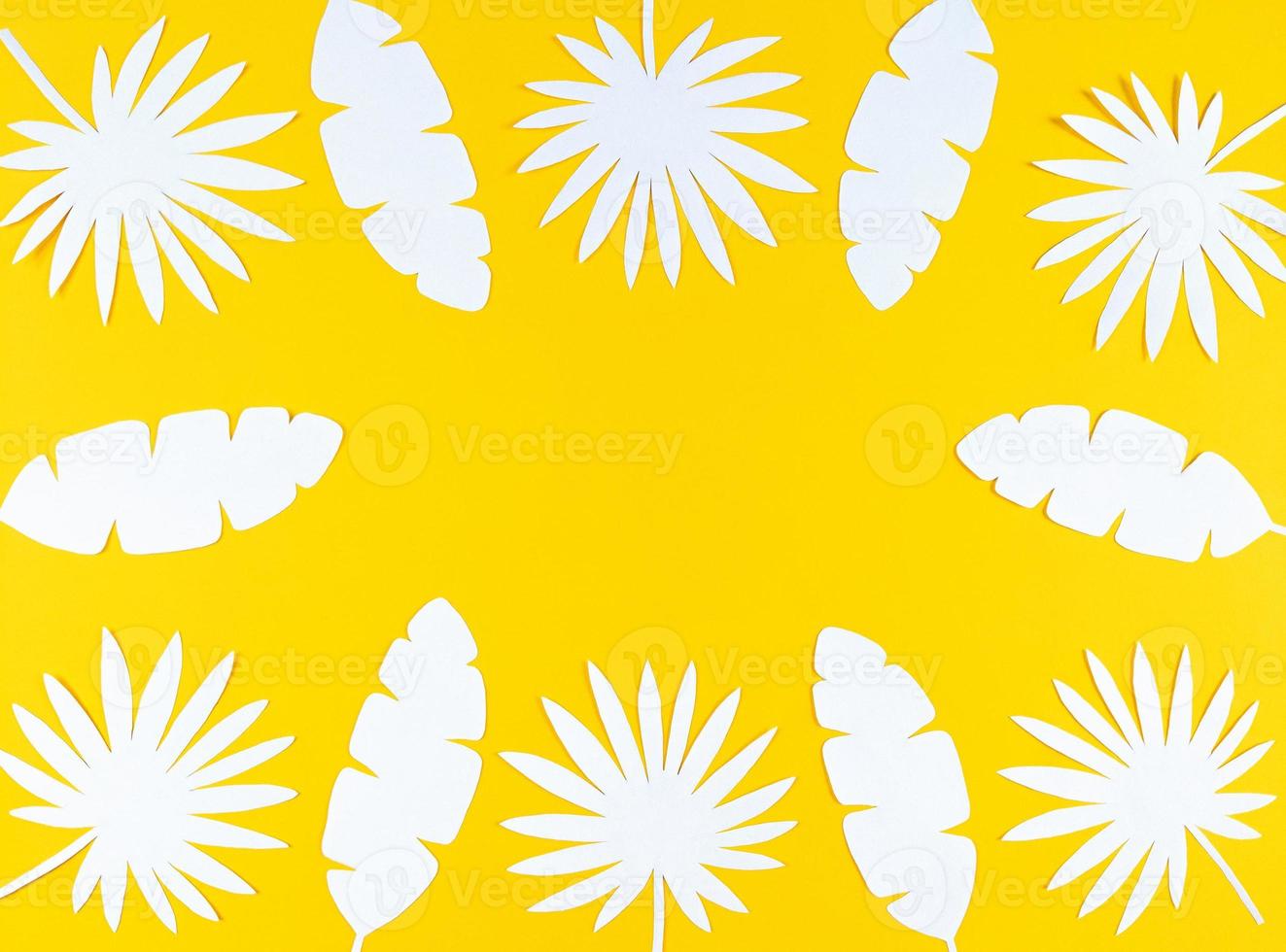 folhas de papel tropical em fundo amarelo, plana leiga com espaço de cópia. foto