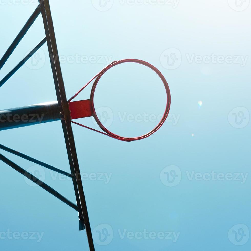 cesta de basquete de rua e céu azul foto