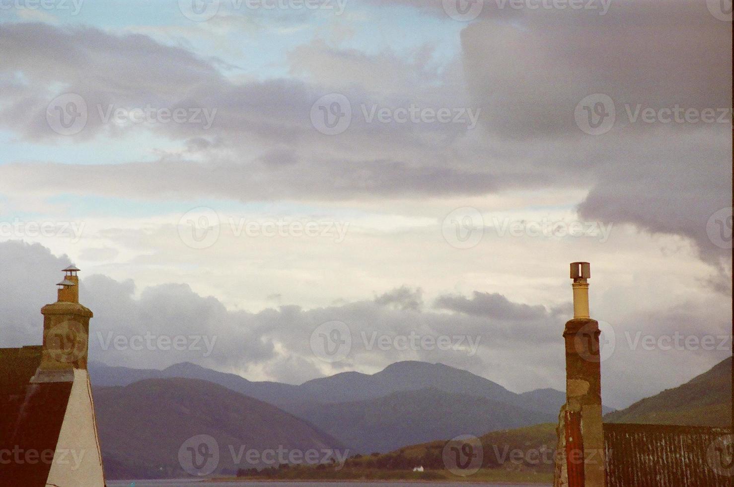 nuvens de chuva e montanhas foto