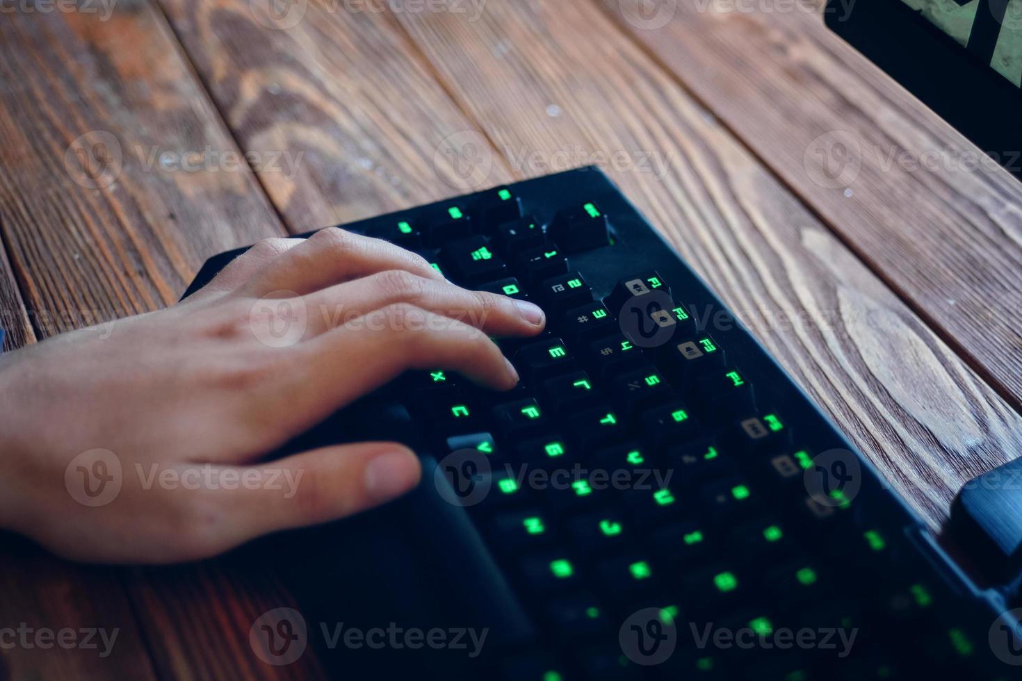 computador configurado com teclado para jogos foto