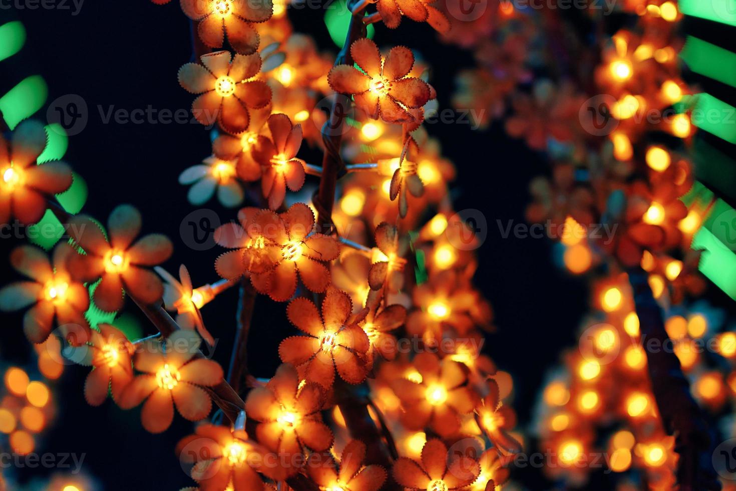 guirlanda em forma de flores na árvore. foto