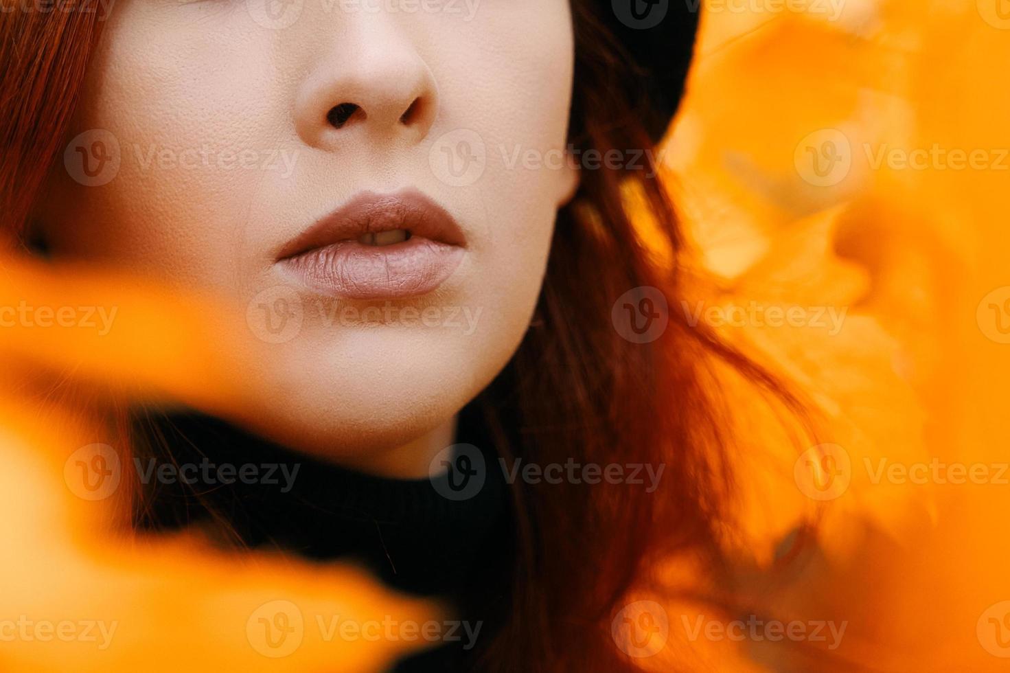 outono retrato romântico de uma mulher ruiva. foto