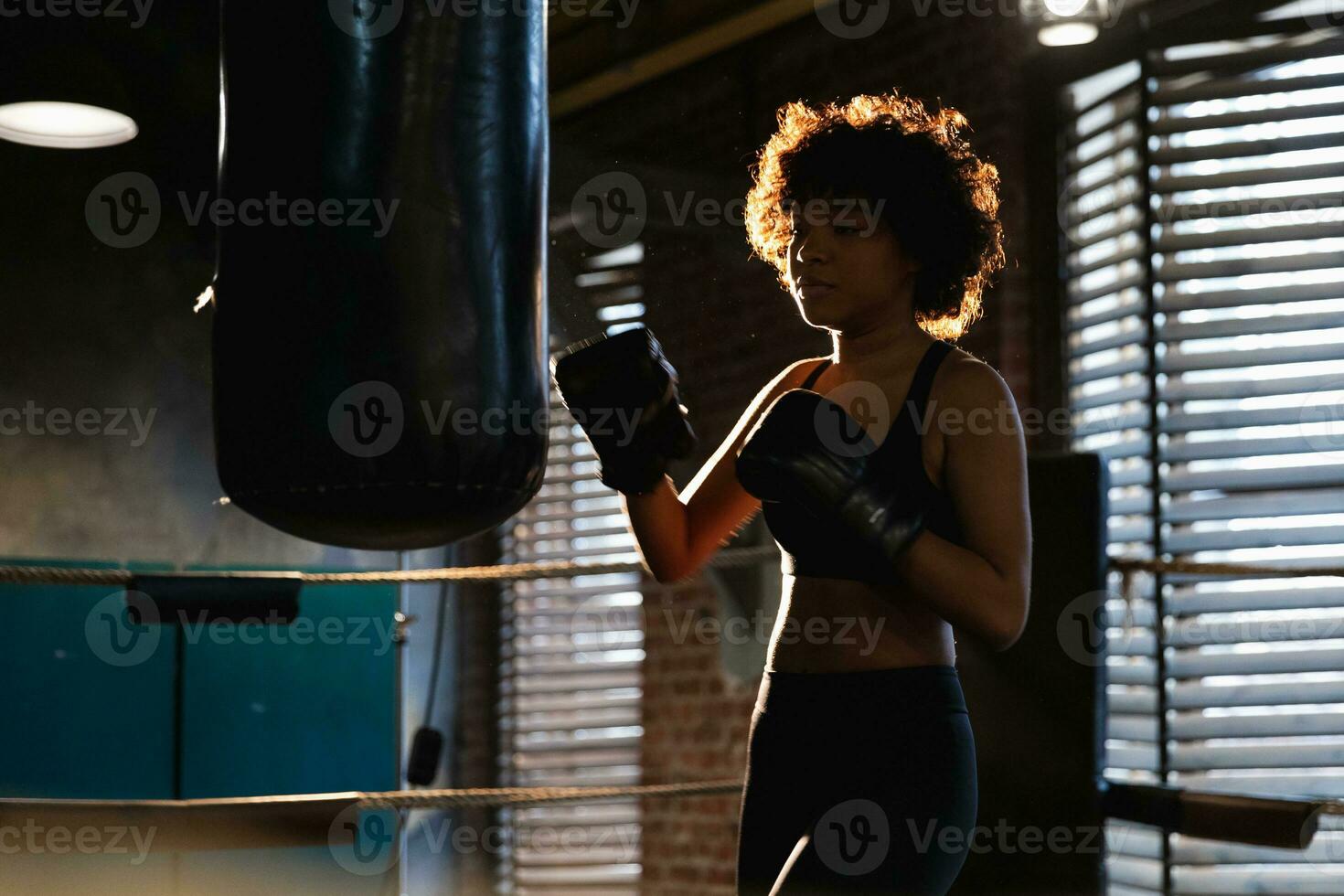 mulheres auto defesa menina poder. africano americano mulher lutador Treinamento socos em boxe anel. saudável Forte menina soco boxe bolsa. Treinamento dia dentro boxe academia. força em forma corpo exercite-se treinamento. foto