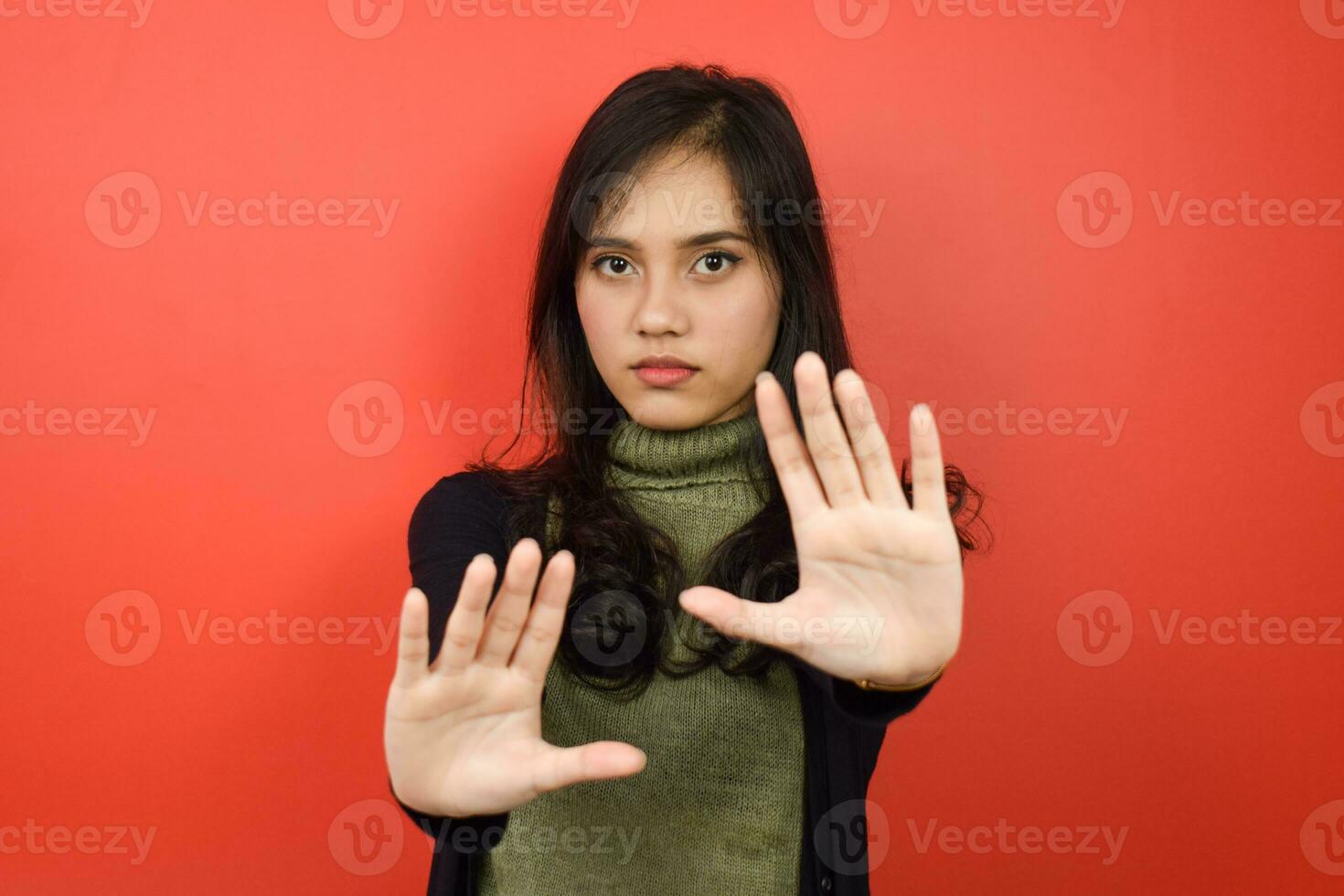 Pare rejeição gesto do lindo ásia mulher isolado em vermelho fundo foto