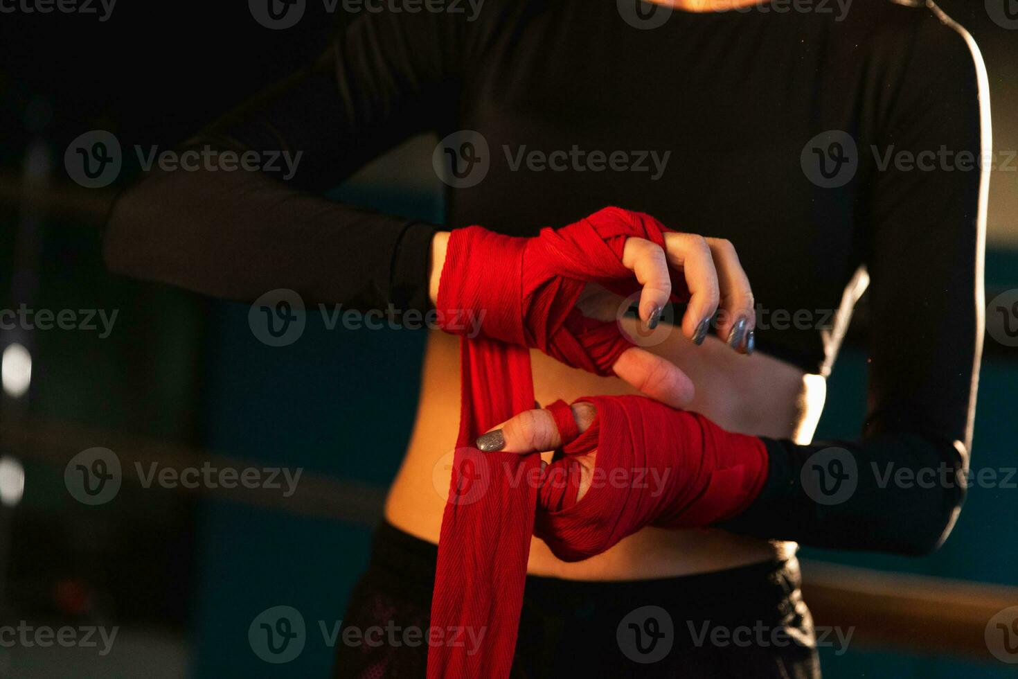 mulheres auto defesa menina poder. mulher lutador preparando para luta invólucro mãos com vermelho boxe envoltórios Esportes protetora bandagens, Forte mãos pronto para luta ativo exercício sparring exercite-se Treinamento foto