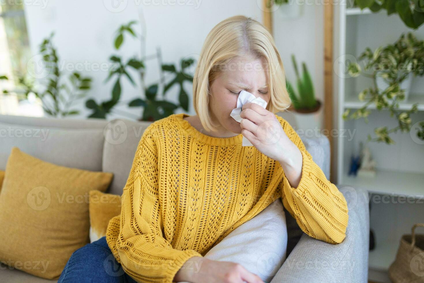 doente mulher.gripe.mulher apanhado frio. espirros para dentro tecido. dor de cabeça. vírus .medicação. jovem mulher infectado com cobiçado 19 sopro dela nariz dentro lenço. doente mulher com uma dor de cabeça sentado em uma sofá foto