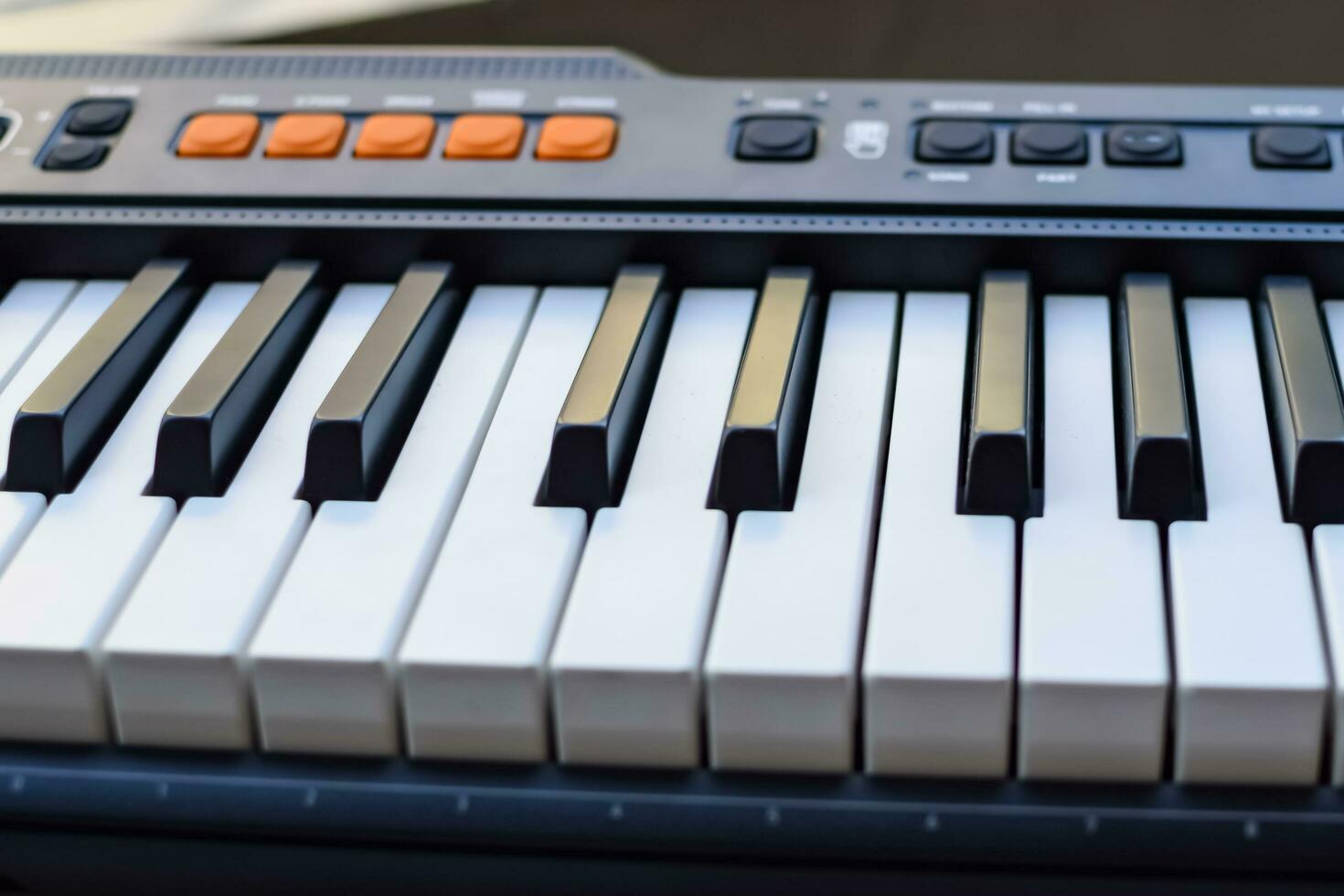 fechar-se do piano chaves. piano Preto e branco chaves e piano teclado musical instrumento colocada às a casa sacada durante ensolarado dia. foto