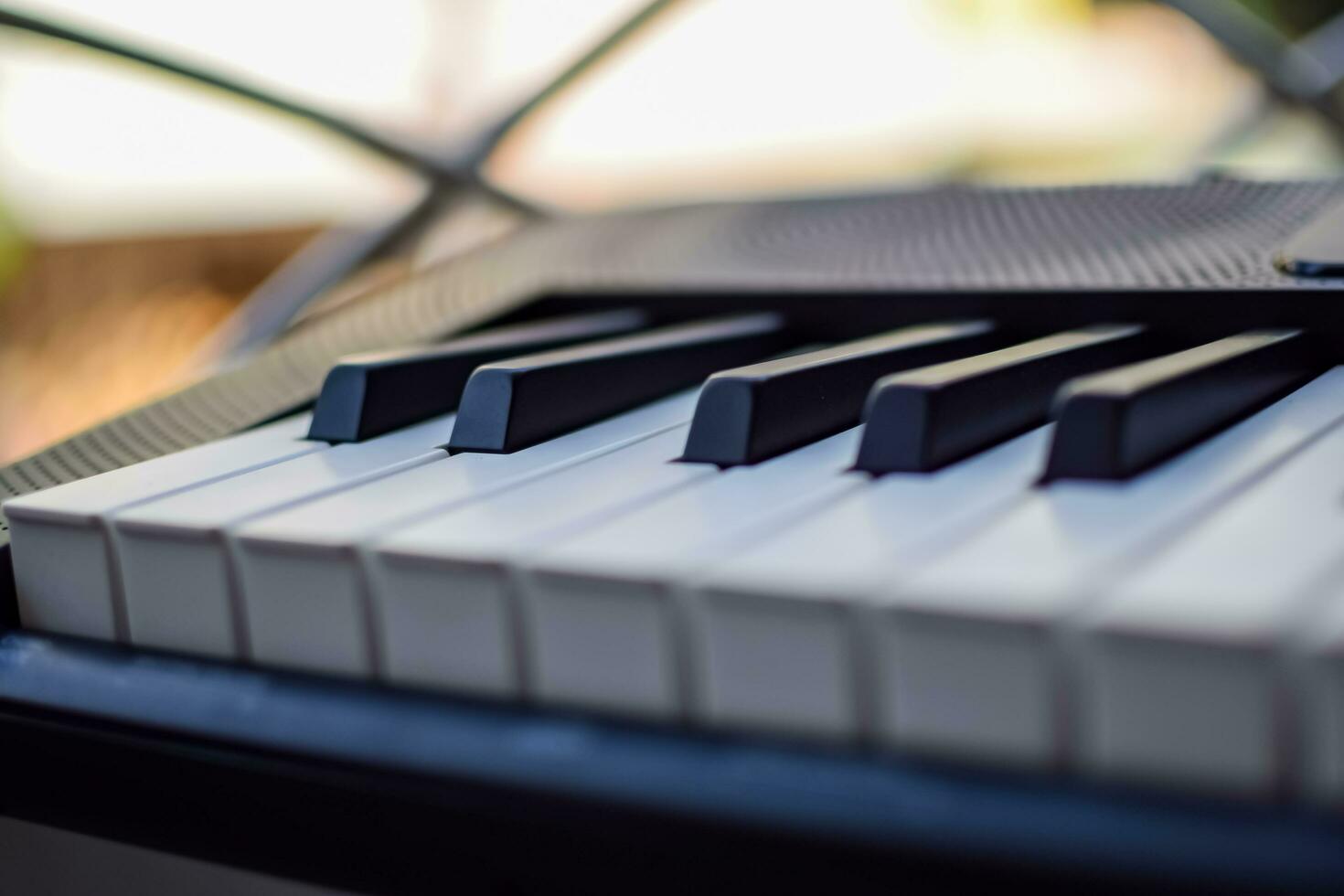 fechar-se do piano chaves. piano Preto e branco chaves e piano teclado musical instrumento colocada às a casa sacada durante ensolarado dia. foto