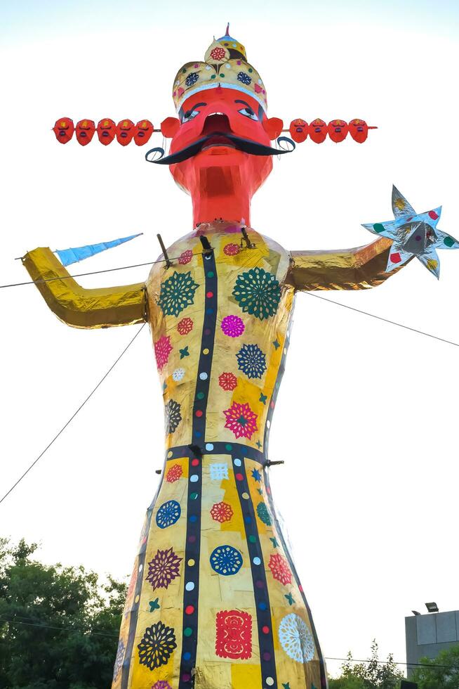 ravnans ser aceso durante Dussera festival às Ramleela terra dentro Délhi, Índia, grande estátua do Ravana para pegue fogo durante a justo do Dussera para comemoro a vitória do verdade de senhor rama foto