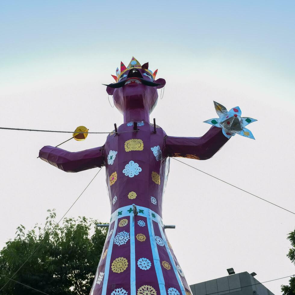 ravnans ser aceso durante Dussera festival às Ramleela terra dentro Délhi, Índia, grande estátua do Ravana para pegue fogo durante a justo do Dussera para comemoro a vitória do verdade de senhor rama foto