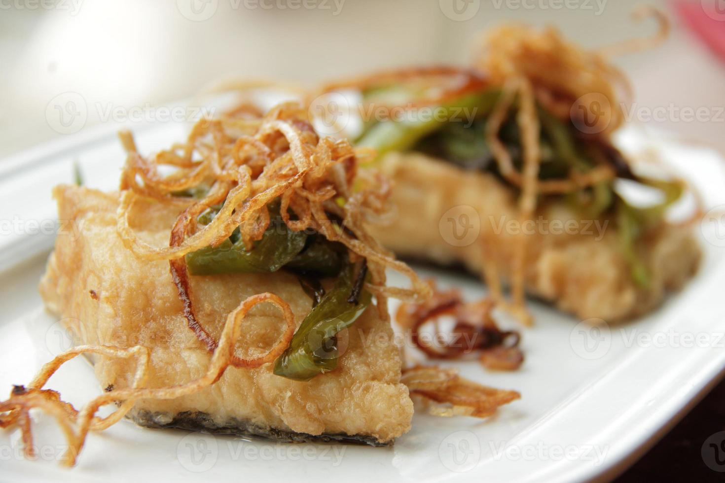 bacalhau bacalhau cozido com cebola frita foto