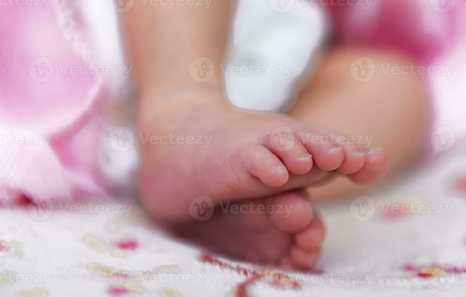 ásia recém-nascido bebê pés em branco cobertor. foto
