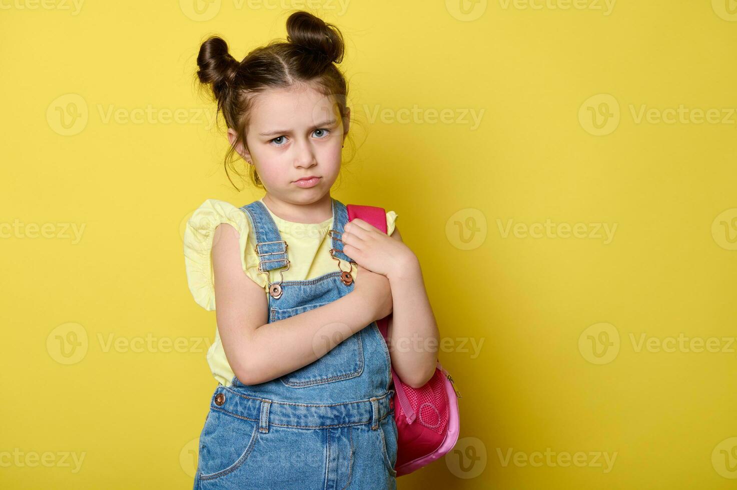 triste, sobrecarregado estudante, primeiro motoniveladora segurando dela Rosa mochila, expressando triste emoções, olhando às Câmera foto