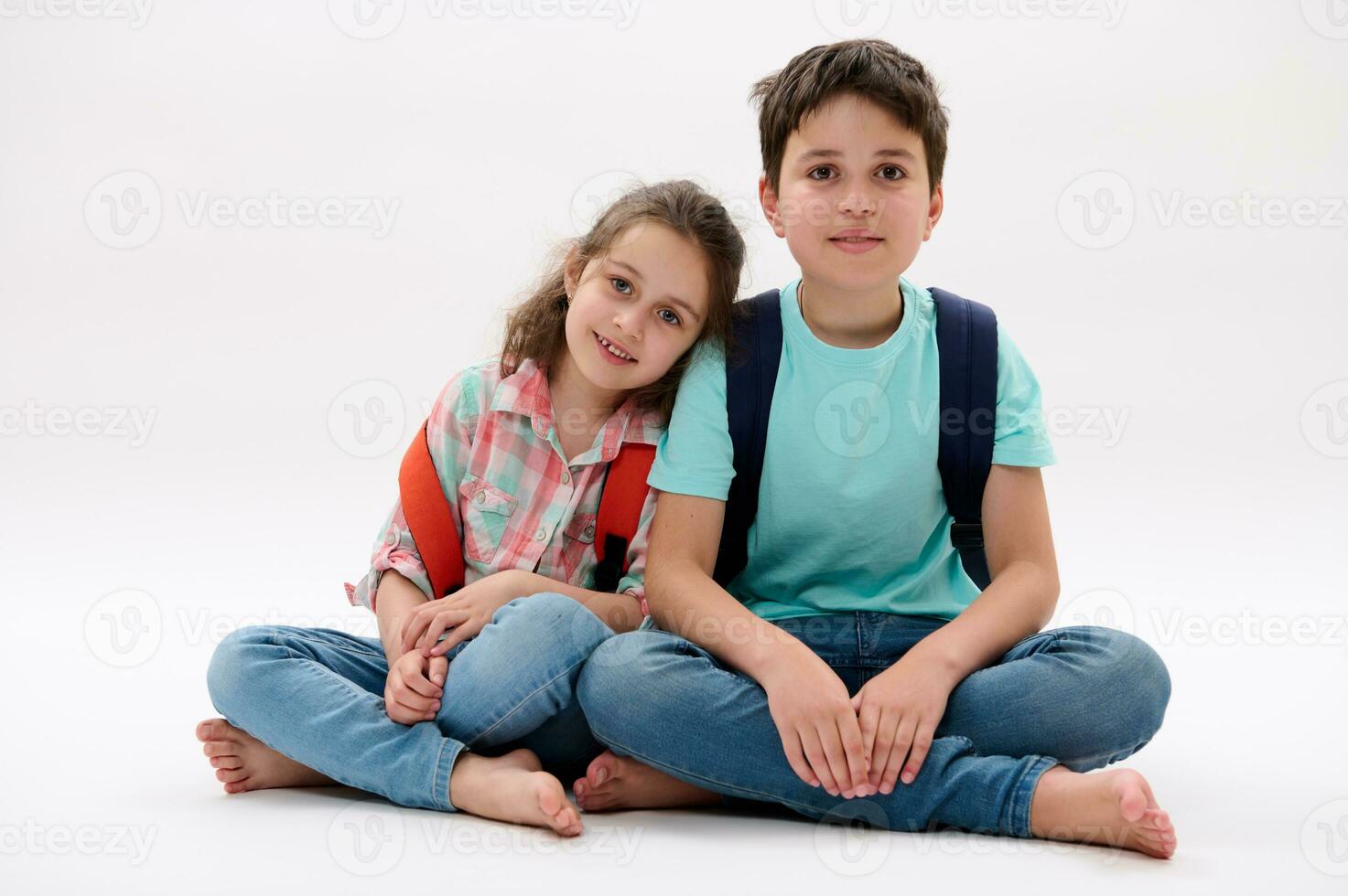 autêntico retrato do feliz irmão e irmã, escola crianças com mochilas, sorridente às Câmera, isolado branco fundo foto