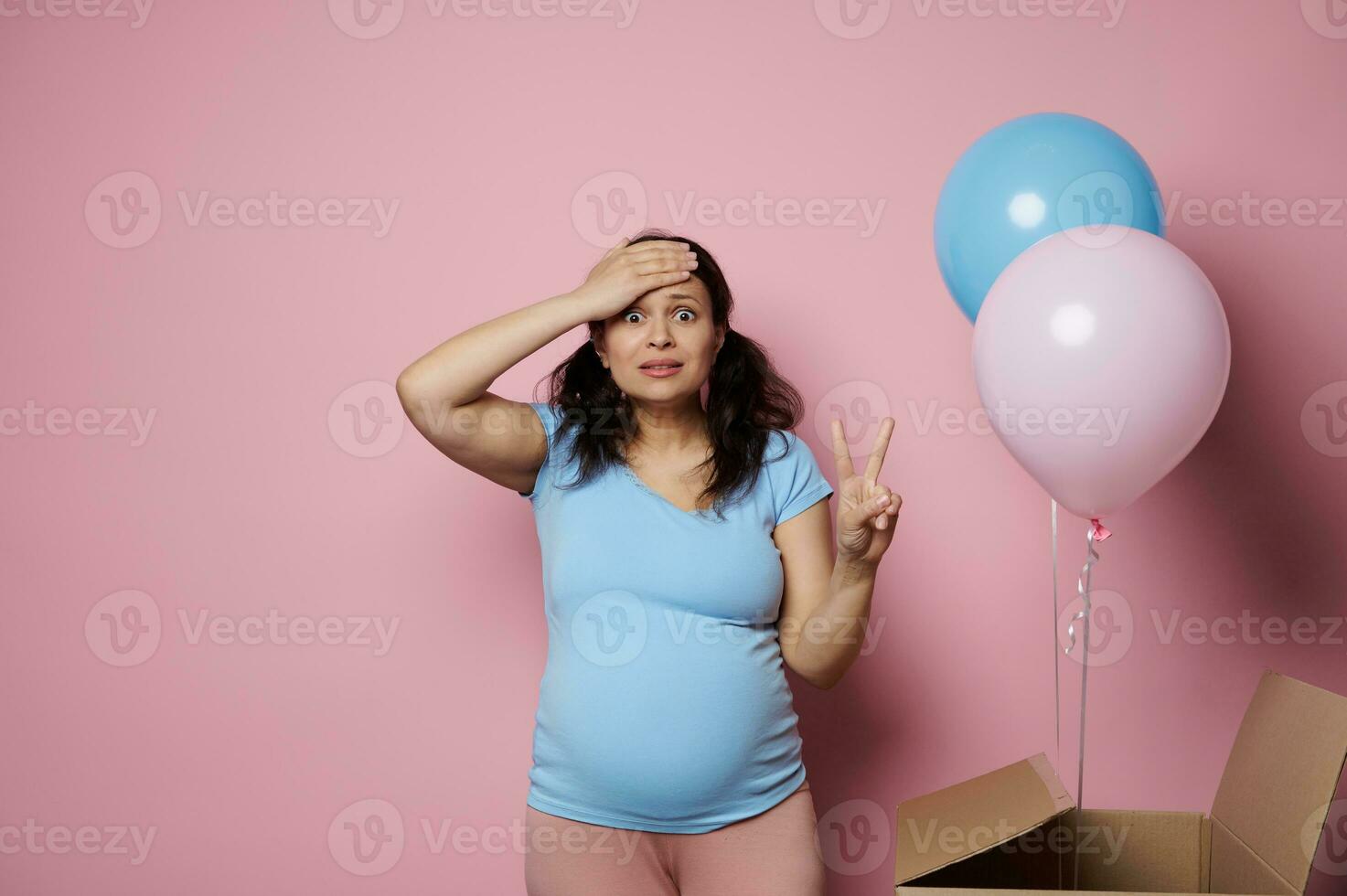 grávida mulher detém dela cabeça, espantado esperando gêmeos, Garoto e garota, isolado em Rosa . bebê banho. gênero revelar festa foto