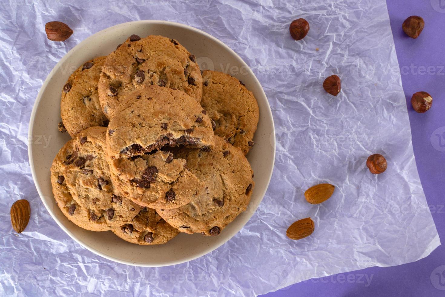 biscoitos de chocolate, amêndoas, nozes, biscoitos de avelã. foto