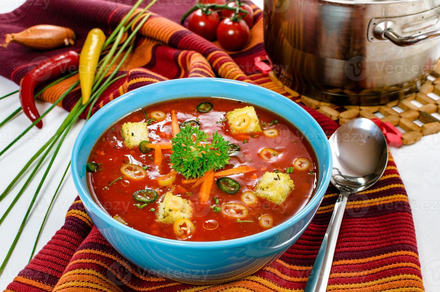 pimenta picante sopa de tomate quente com cubos de pão em uma tigela. foto