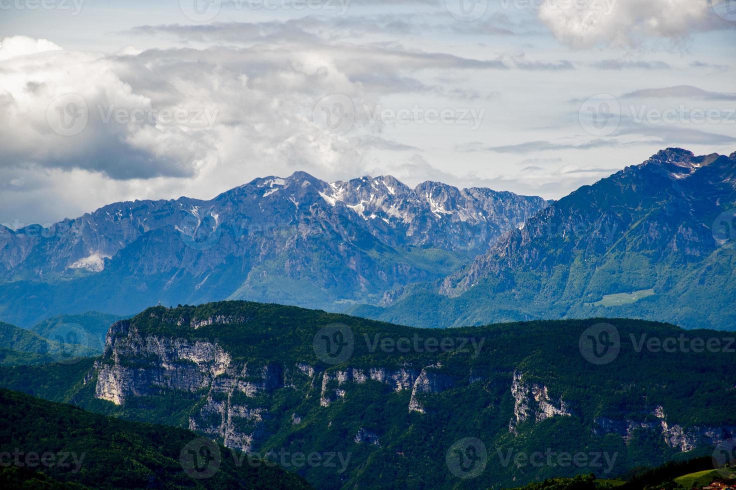 picos das montanhas da primavera foto