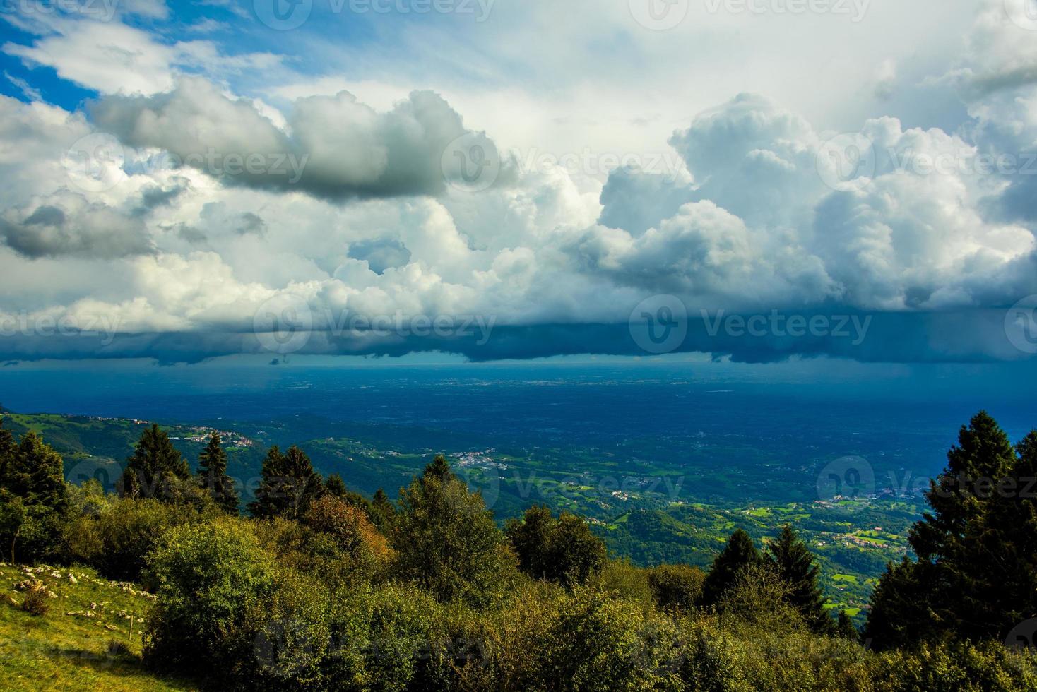 nuvens acima das árvores foto