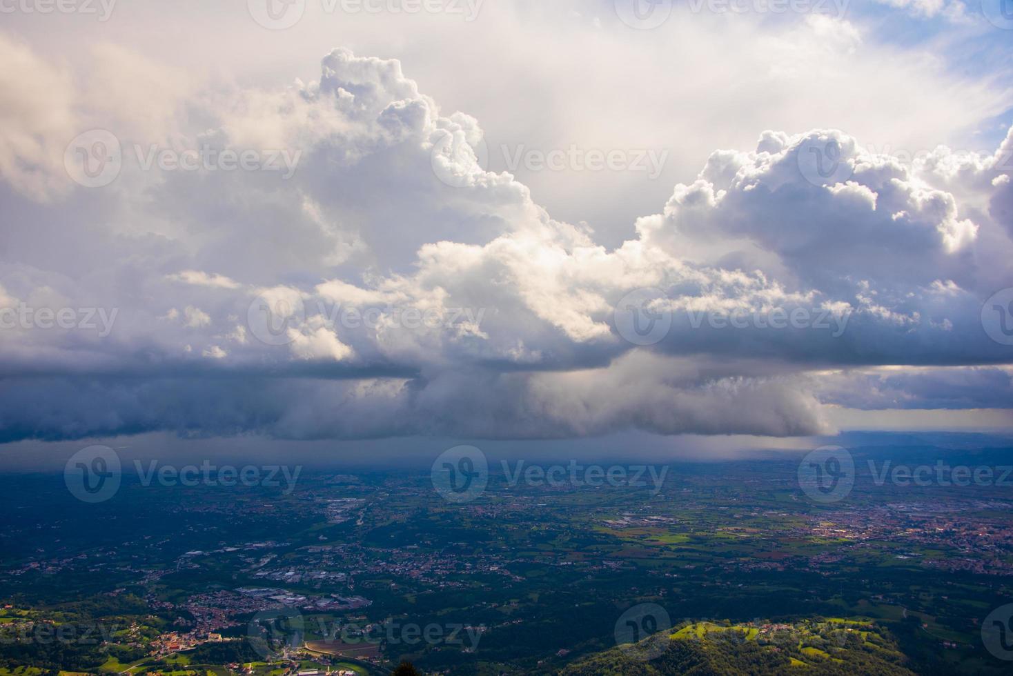 nuvens brancas dramáticas foto