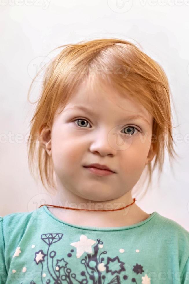 retrato de uma pequena menina sorridente com cabelo vermelho foto