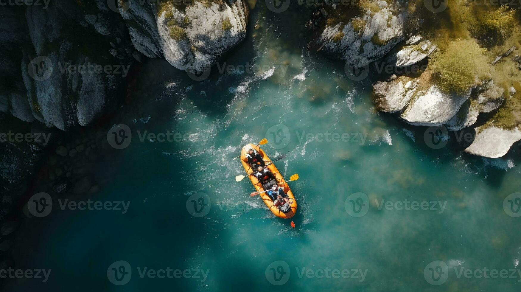aéreo topo Visão extremo esporte caiaque velas montanha rio com Sol claro. rafting, água Branca caiaque. foto