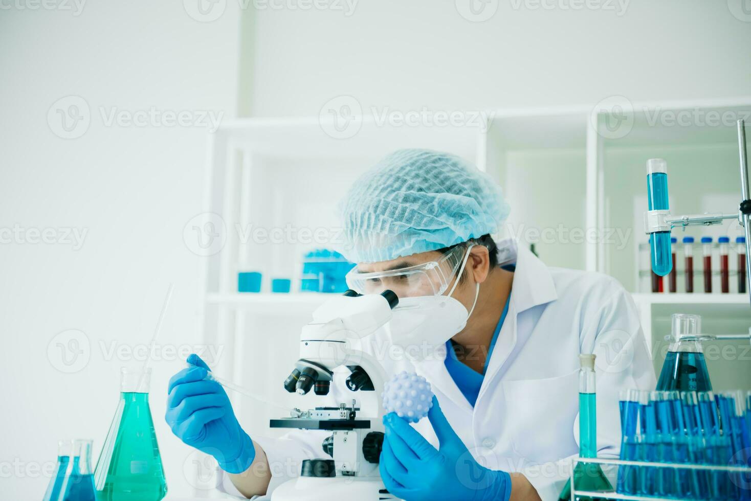 cientista misturando líquidos químicos no laboratório de química. pesquisador trabalhando no laboratório químico foto
