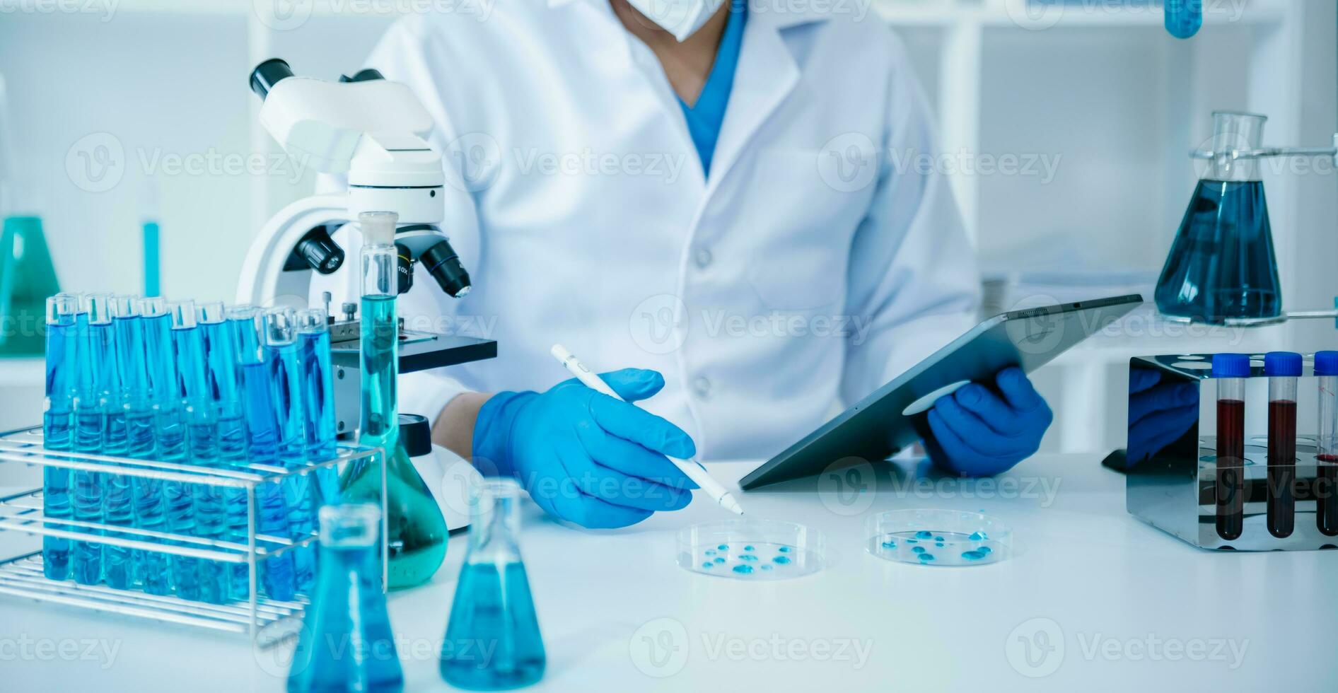 teste tubos dentro clínica, farmacia e médico pesquisa laboratório e químico substâncias foto
