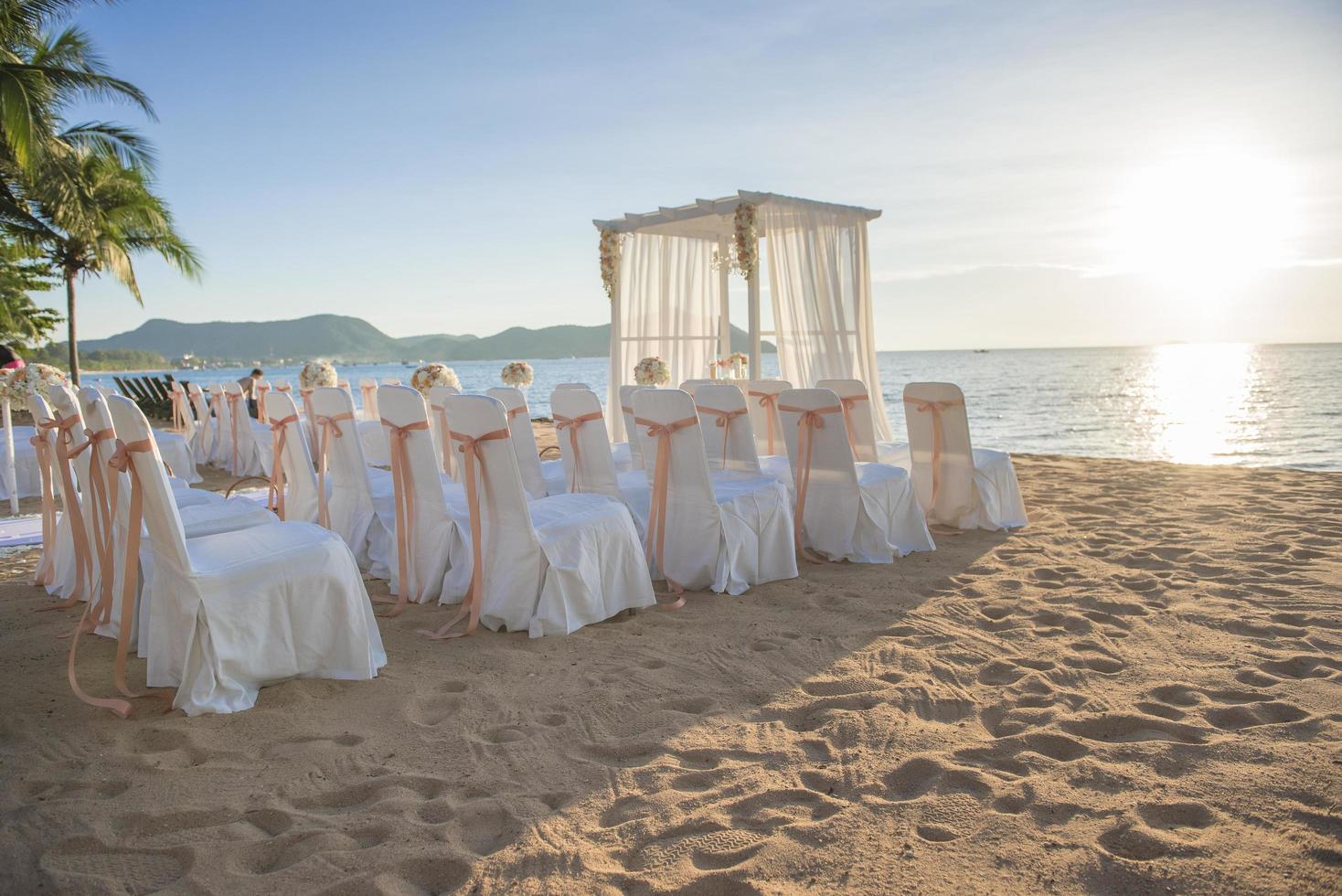 configuração de casamento na praia foto