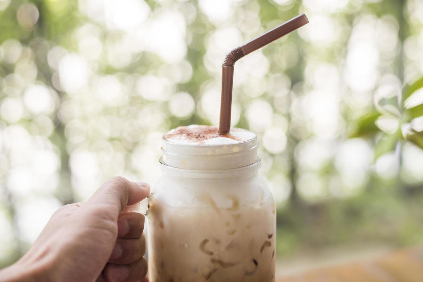 café gelado com leite na mesa de madeira foto