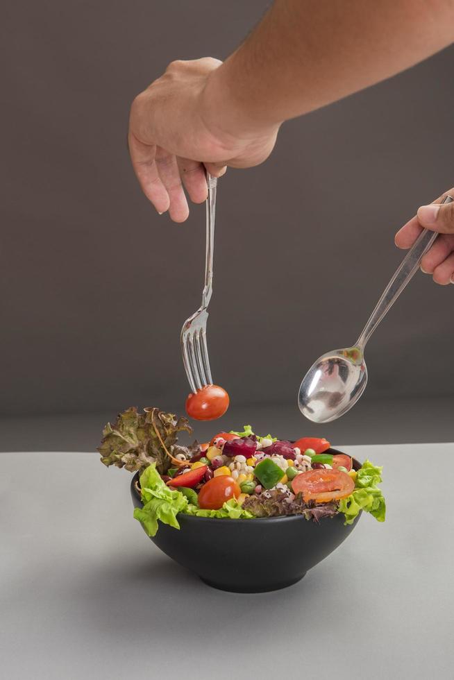 salada na mesa de madeira, conceito de comida saudável foto