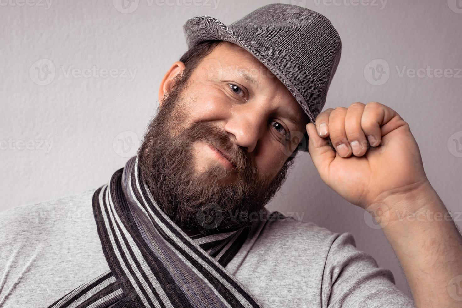 barbudo jovem hippie usando chapéu cinza e lenço foto